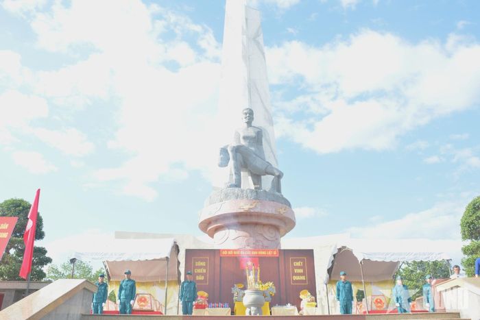 Khu vực Đài tưởng niệm Cầu Thành, nơi diễn ra Lễ dâng hoa, dâng hương tưởng niệm các anh hùng liệt sĩ.