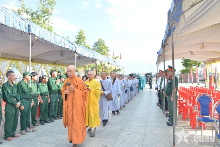  Đông đảo các tầng lớp nhân dân cùng các chức sắc tôn giáo thành kính tham dự Lễ dâng hoa, dâng hương tưởng niệm các anh hùng liệt sĩ.