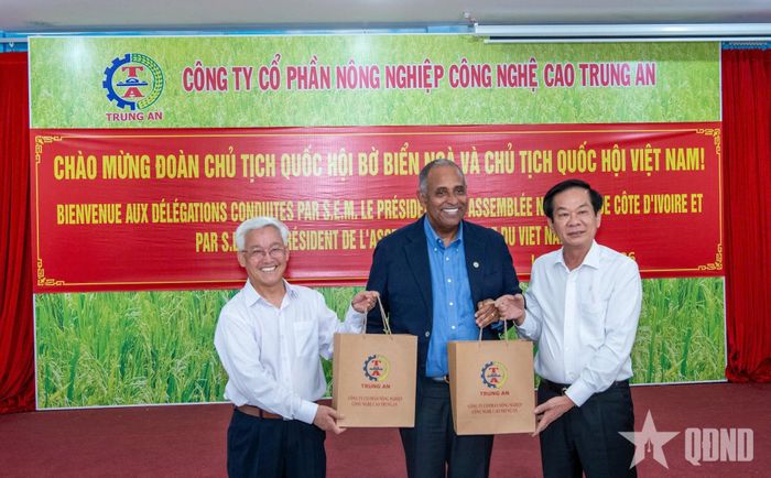 Lãnh đạo TP Cần Thơ (ngoài cùng bên phải) và lãnh đạo Công ty cổ phần Nông nghiệp công nghệ cao Trung An (ngoài cùng bên trái) tặng quà Chủ tịch Quốc hội Bờ Biển Ngà Patrick Achi. Ảnh: LÂM HIỂN