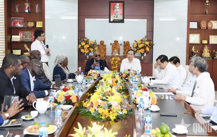 Chủ tịch Quốc hội Trần Thanh Mẫn và Chủ tịch Quốc hội Bờ Biển Ngà Patrick Achi thăm Công ty cổ phần Xuất nhập khẩu thủy sản Cần Thơ (Caseamex). Ảnh: LÂM HIỂN