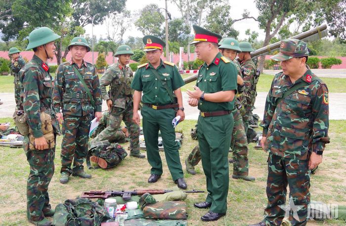 Đại tá Nguyễn Long Võng kiểm tra công tác sẵn sàng chiến đấu của Trung đoàn 38 (Sư đoàn 2).