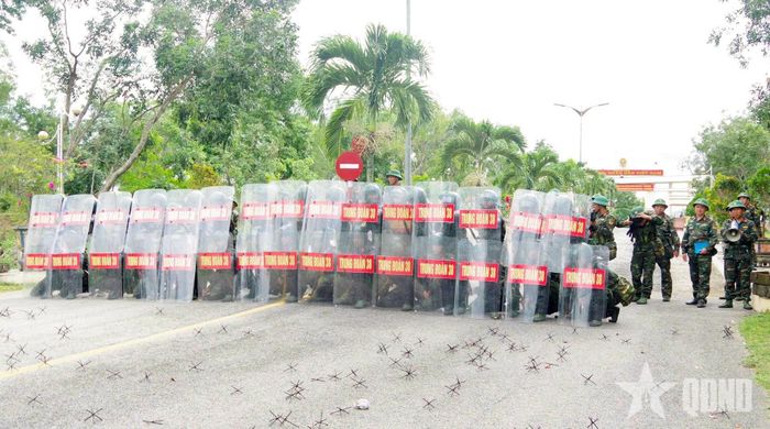 Trung đoàn 1 (Sư đoàn 2) luyện tập phương án bảo vệ đơn vị.