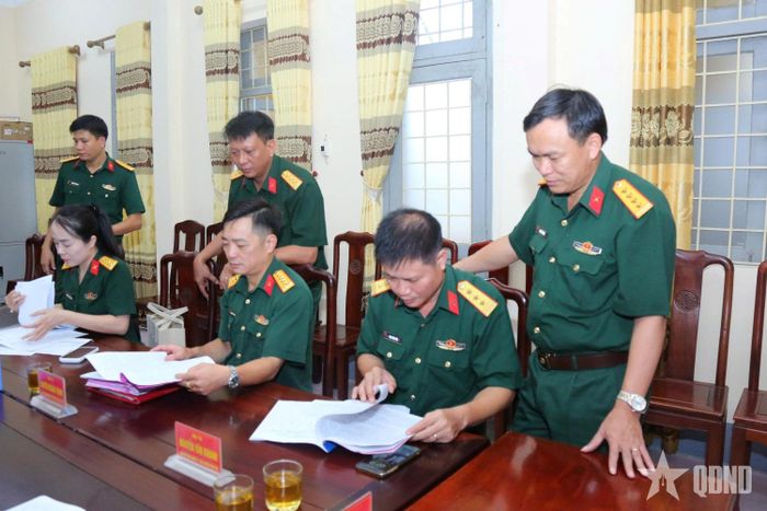  Đoàn kiểm tra hệ thống sổ sách, văn kiện của Sư đoàn 324. 