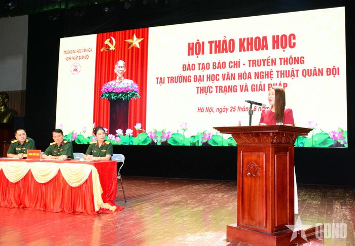 Các đại biểu trình bày tham luận tại hội thảo.