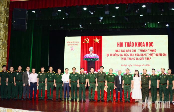Các đại biểu tham dự hội thảo chụp ảnh chung.