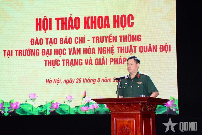 Đại tá, Tiến sĩ Nguyễn Hồng Hải, Phó tổng biên tập Báo Quân đội nhân dân phát biểu tham luận tại hội thảo.