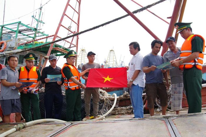 Cán bộ Biên phòng tuyên truyền, phổ biến pháp luật, vận động nhân dân tham gia bảo vệ an ninh, trật tự khu vực cửa khẩu cảng và chống khai thác IUU.