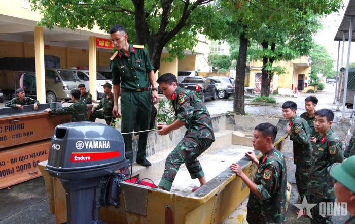 Cán bộ, chiến sĩ huấn luyện vận hành ca nô.
