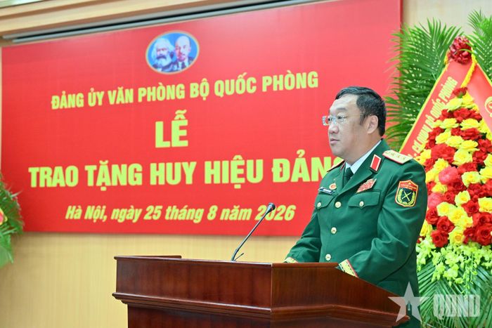 Thượng tướng Phạm Hoài Nam đại diện các đảng viên được trao tặng Huy hiệu 35 năm tuổi Đảng phát biểu.