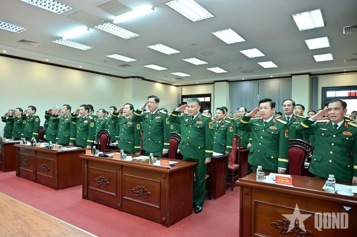 Các đại biểu thực hiện nghi lễ chào cờ.