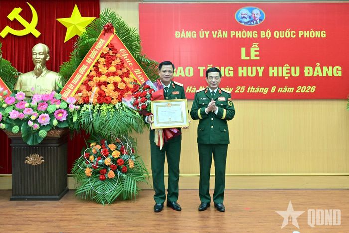 Đại tướng Phan Văn Giang trao Huy hiệu và chứng nhận 35 năm tuổi Đảng tặng Thượng tướng Nguyễn Trường Thắng.