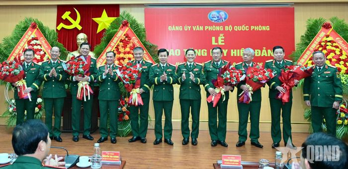 Đại biểu Thủ trưởng Bộ Tổng Tham mưu, Tổng cục Chính trị, đại biểu Thủ trưởng các Tổng cục chúc mừng các đồng chí thủ trưởng Bộ Quốc phòng và chỉ huy Văn phòng Bộ Quốc phòng.