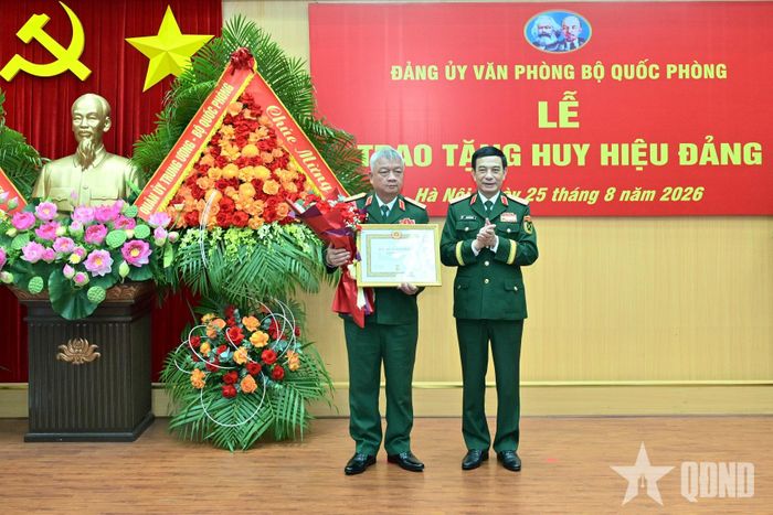 Đại tướng Phan Văn Giang trao Huy hiệu và chứng nhận 35 năm tuổi Đảng tặng Thượng tướng Nguyễn Quang Ngọc.