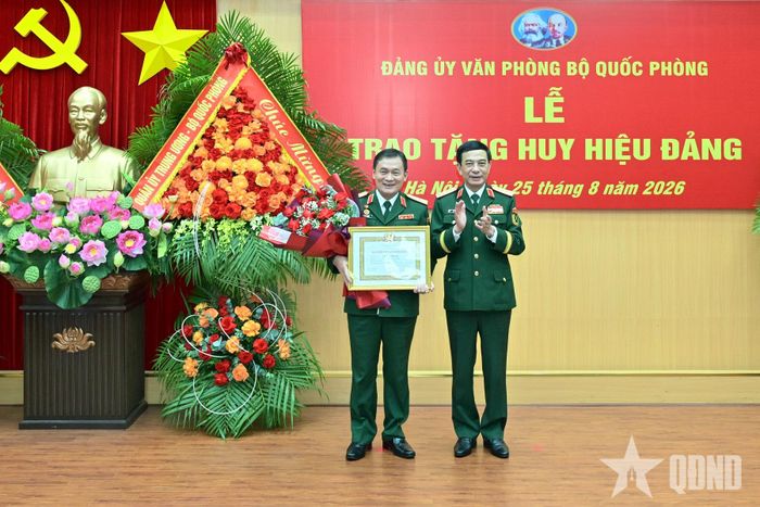 Đại tướng Phan Văn Giang trao Huy hiệu và chứng nhận 35 năm tuổi Đảng tặng Thiếu tướng Lê Văn Thuận.