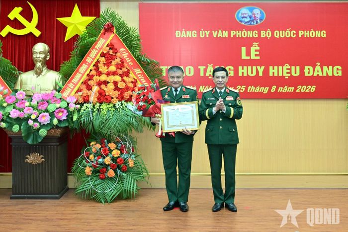 Đại tướng Phan Văn Giang trao Huy hiệu và chứng nhận 35 năm tuổi Đảng tặng Thượng tướng Nguyễn Văn Hiền.