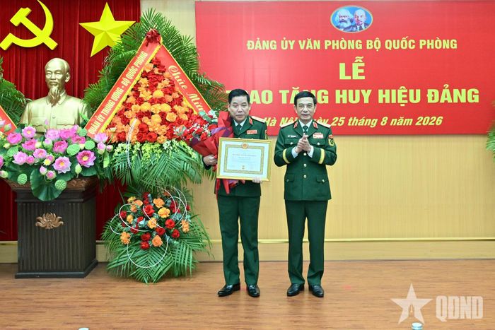 Đại tướng Phan Văn Giang trao Huy hiệu và chứng nhận 35 năm tuổi Đảng tặng Thượng tướng Nguyễn Văn Gấu.