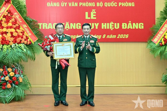 Đại tướng Phan Văn Giang trao Huy hiệu và chứng nhận 35 năm tuổi Đảng tặng Thượng tướng Phạm Hoài Nam.