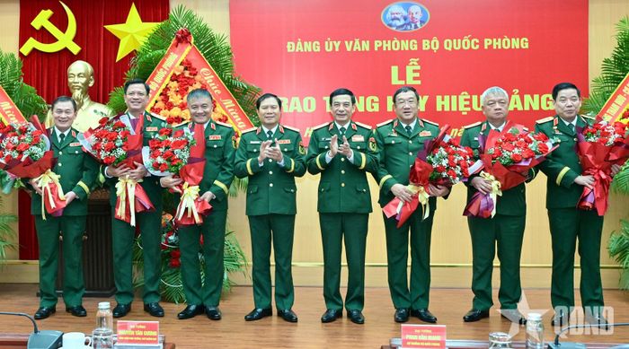 Đại tướng Phan Văn Giang và Đại tướng Nguyễn Tân Cương chúc mừng các đồng chí thủ trưởng Bộ Quốc phòng và chỉ huy Văn phòng Bộ Quốc phòng.