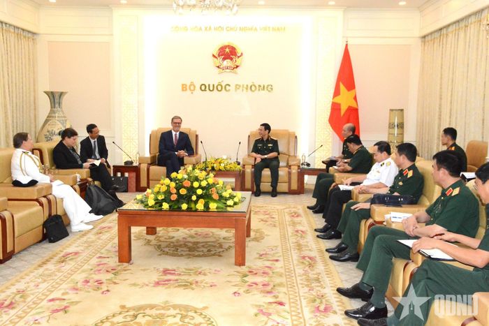  Quang cảnh buổi tiếp. 