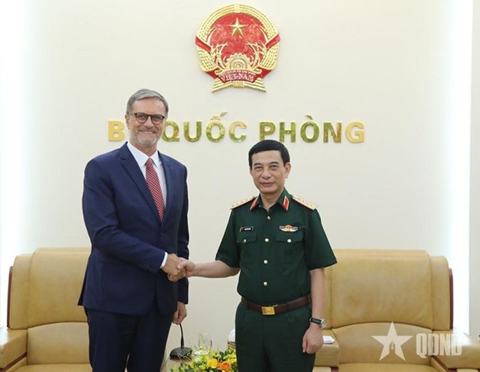 Đại tướng Phan Văn Giang và Đại sứ Olivier Brochet.