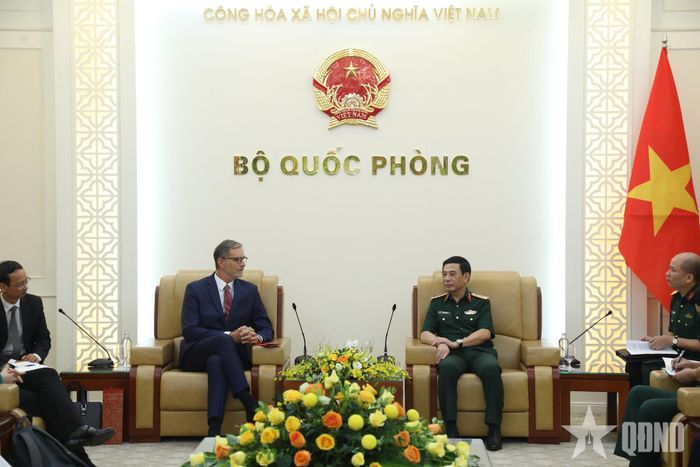  Đại tướng Phan Văn Giang tiếp Đại sứ Olivier Brochet.