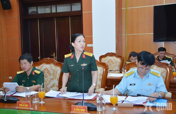 Các thành viên Hội đồng cấp Bộ Quốc phòng xét chọn, đề cử nhà giáo tiêu biểu năm 2026 phát biểu ý kiến tại phiên họp.