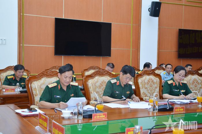 Trung tướng Lê Văn Hướng và các đại biểu tham dự phiên họp.