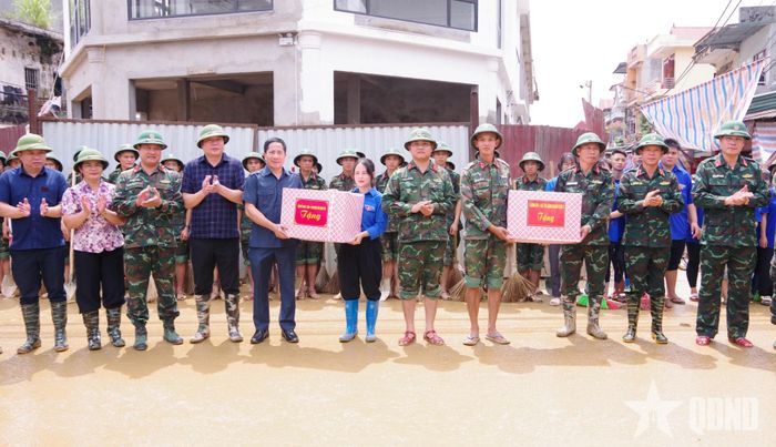  Đoàn công tác trao quà tặng cán bộ, chiến sĩ tham gia khắc phục hậu quả bão số 4 tại xã Thất Khê, tỉnh Lạng Sơn.