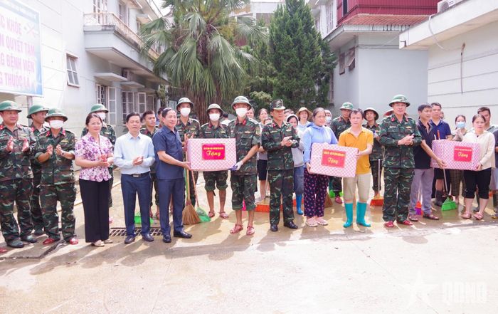  Đoàn công tác trao quà của Bộ tư lệnh Quân khu 1 và Tỉnh ủy, HĐND, UBND tỉnh Lạng Sơn tặng cán bộ, chiến sĩ các đơn vị tham gia khắc phục hậu quả bão số 4 tại xã Na Sầm, tỉnh Lạng Sơn.  
