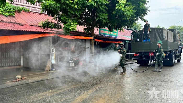 Lực lượng phòng hóa Quân khu 1 phun tiêu tẩy tại khu vực chợ Giếng Vuông (phường Kỳ Lừa, tỉnh Lạng Sơn).