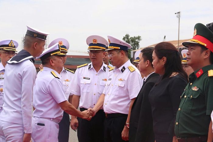 Các đại biểu tại lễ đón. 