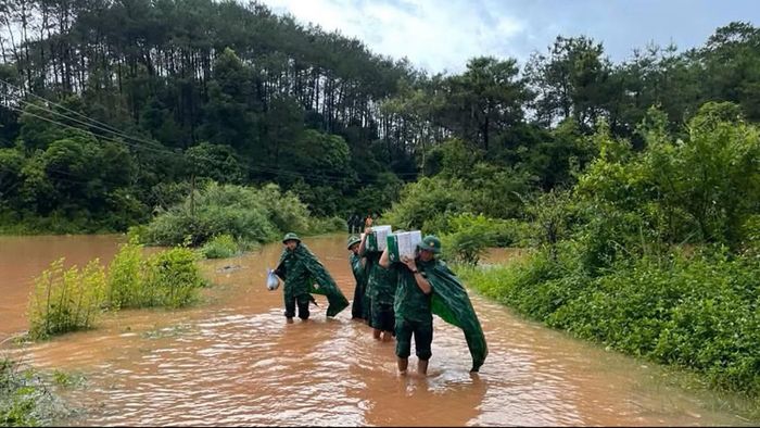 Bộ đội biên phòng Cửa khẩu Chi Ma, tỉnh Lạng Sơn vận chuyển nhu yếu phẩm giúp dân vùng bị ngập lụt. Ảnh Báo Nhân Dân
