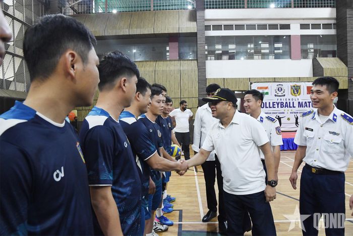  Lãnh đạo địa phương bắt tay với các cầu thủ Tàu Cảnh sát biển 8002 ở TP Chennai.