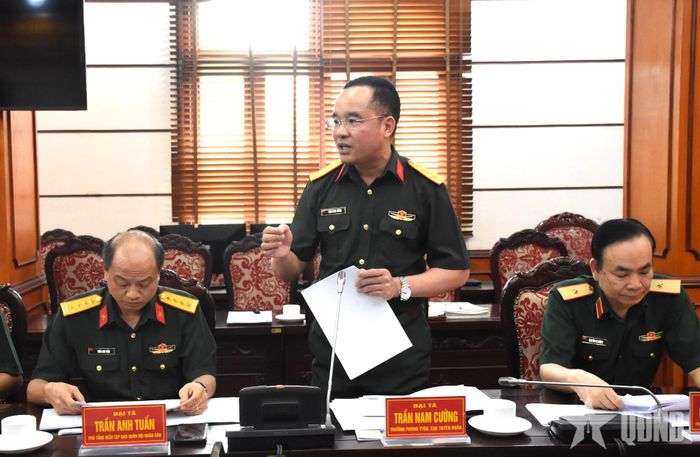 Đại tá Trần Nam Cường, Trưởng phòng Tuyên truyền Cổ động, Cục Tuyên huấn báo cáo kết quả triển khai cuộc thi.  