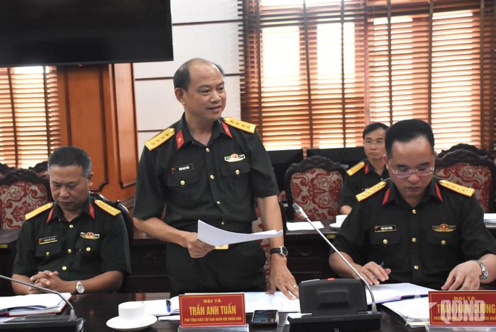  Đại tá Trần Anh Tuấn, Phó tổng biên tập Báo Quân đội nhân dân phát biểu tại hội nghị. 
