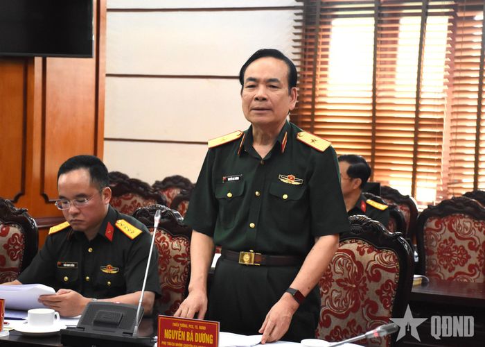 Thiếu tướng, PGS, TS Nguyễn Bá Dương, Phụ trách Nhóm Chuyên gia 35 Quân ủy Trung ương phát biểu tại hội nghị.