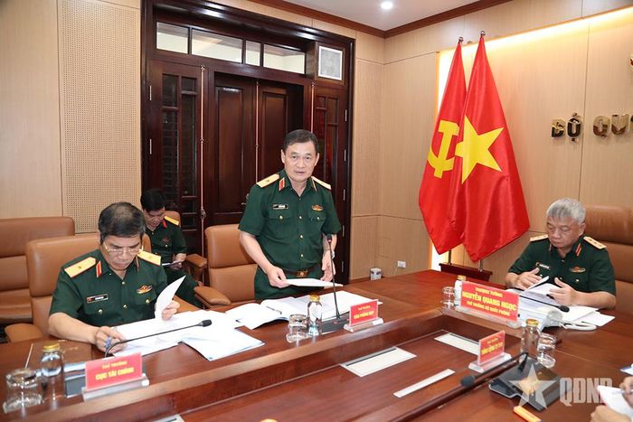 Thủ trưởng Văn phòng Bộ Quốc phòng phát biểu tại buổi làm việc. 