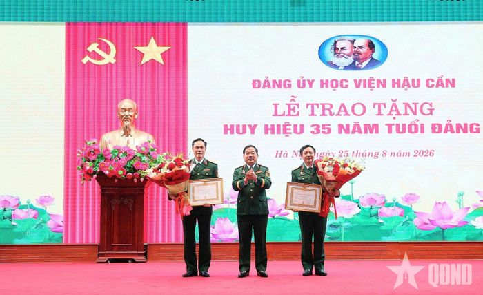 Trung tướng Dương Đức Thiện trao Huy hiệu 35 năm tuổi Đảng tặng Trung tướng, GS, TS Phan Tùng Sơn và Thiếu tướng, PGS, TS Lê Thành Long. 