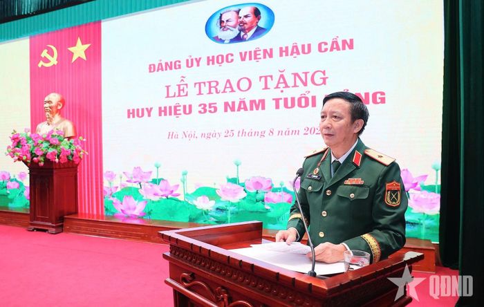 PGS, TS Lê Thành Long phát biểu tại buổi lễ. 