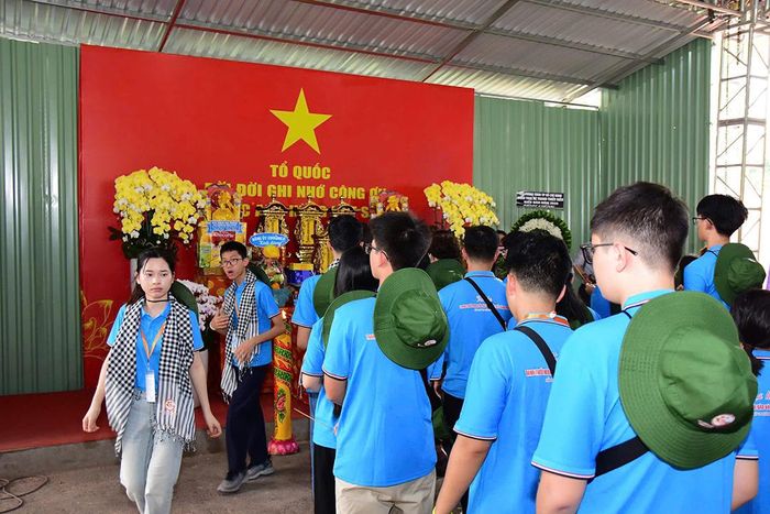 Nhiều đoàn thể và người dân địa phương đến dâng hương tưởng niệm các anh hùng liệt sĩ tại công viên Lê Thị Riêng. 