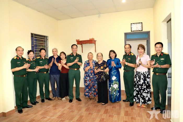 Các đại biểu tham quan nhà mới và động viên bà Nguyễn Thị Hoành.