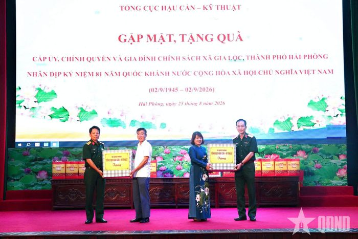 Thủ trưởng Cục Chính trị, Tổng cục Hậu cần - Kỹ thuật trao quà tặng cấp ủy, chính quyền xã Gia Lộc, TP Hải Phòng.