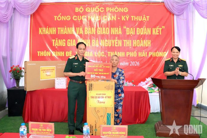 Thiếu tướng Nguyễn Mạnh Hùng, Chủ nhiệm Chính trị Tổng cục Hậu cần - Kỹ thuật trao biểu trưng kinh phí và quà của Tổng cục tặng gia đình bà Nguyễn Thị Hoành.