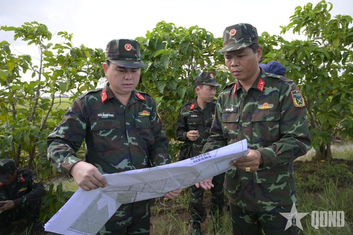  Bộ CHQS tỉnh An Giang tiến hành khảo sát thực địa các vị trí nghi có hài cốt liệt sĩ tại khu vực Tràm Dù.  