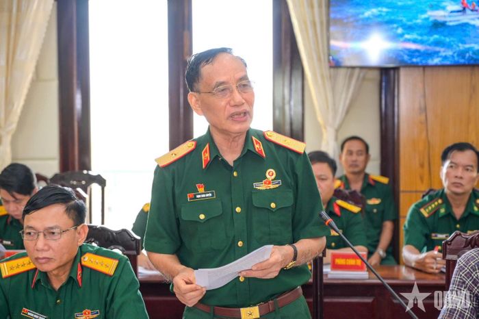 Thiếu tướng Trịnh Xuân Chiến, nguyên Chính ủy Binh chủng Đặc công phát biểu trao đổi tại hội thảo. 