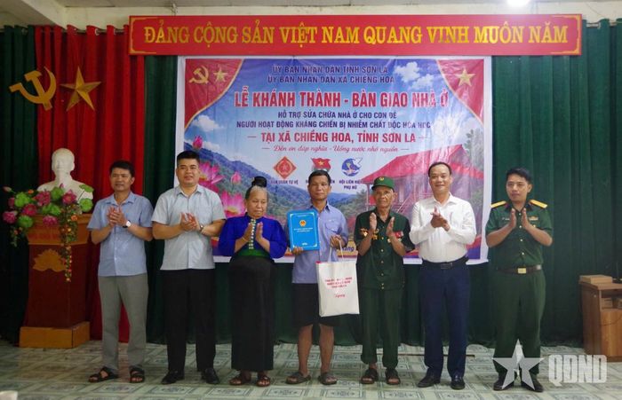 Lãnh đạo Bộ CHQS tỉnh, cùng cấp ủy, chính quyền địa phương trao quyết định và tặng quà chúc mừng gia đình.