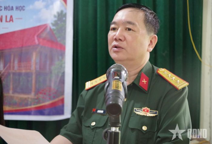 Đại tá Hà Văn Dưng, Phó chính ủy Bộ CHQS tỉnh Sơn La phát biểu chúc mừng gia đình ông Lò Văn Ước.