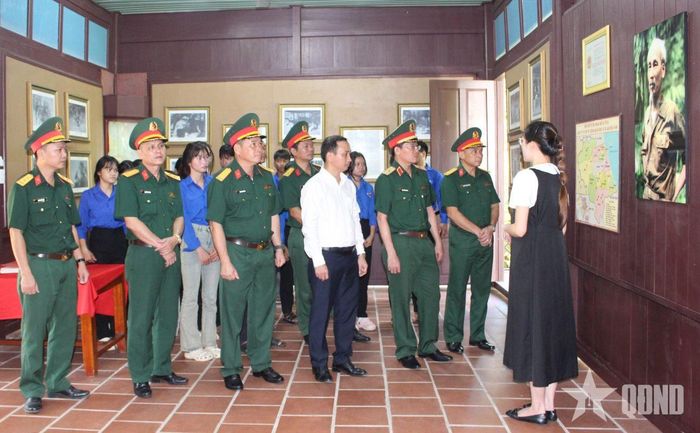Các đại biểu tham quan Khu di tích lịch sử căn cứ Bộ tư lệnh Quân khu 5. 