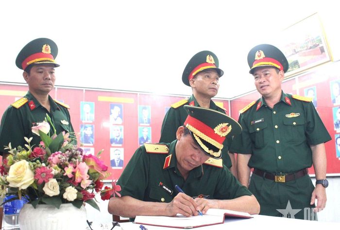  Thiếu tướng Lương Đình Chung, Chính ủy Quân khu 5 viết sổ lưu bút tại Khu lưu niệm Ban tổ chức Khu ủy Khu 5.  