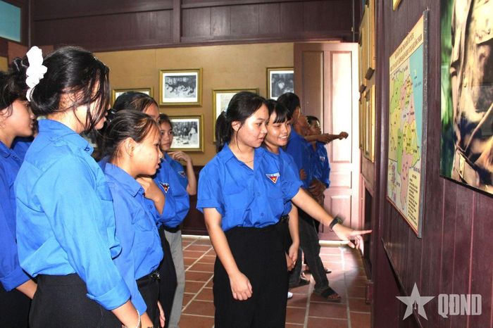  Đoàn viên thanh niên địa phương tham quan tại các căn cứ địa cách mạng. 